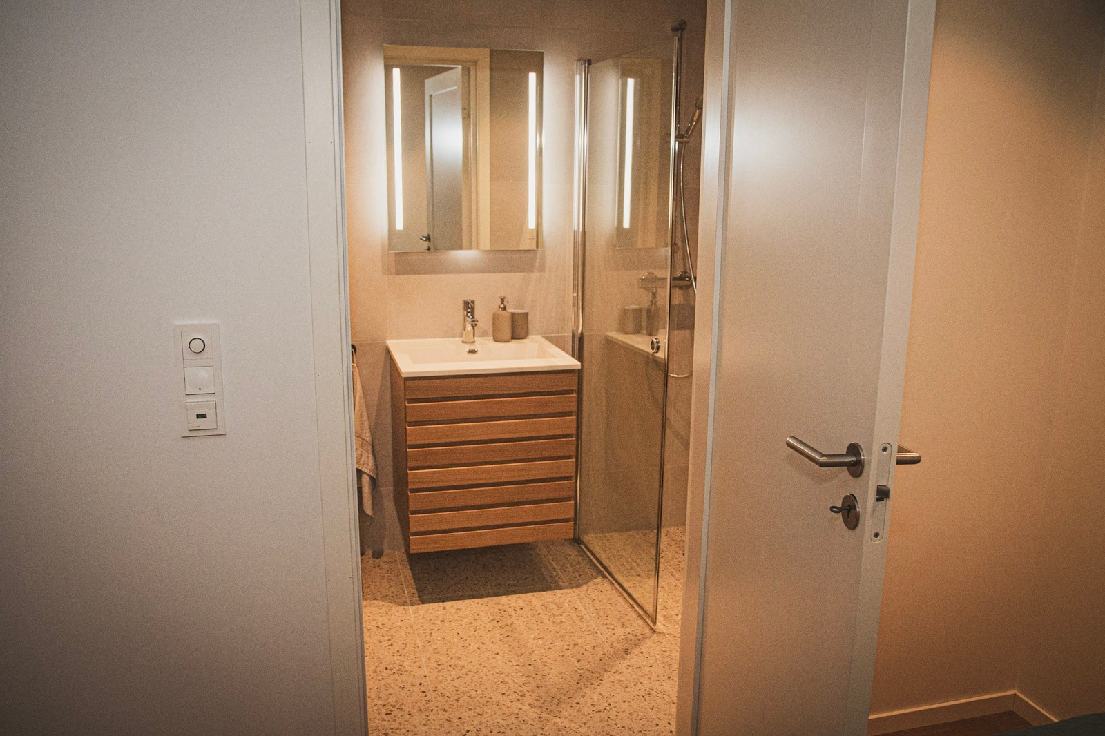 Nyoppusset baderom med dusjnisje og kombinert vask og tørk Galleribilde