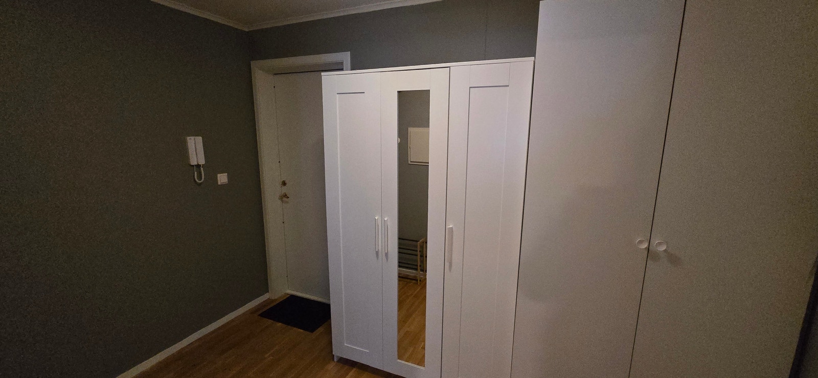 Gang med garderobe Galleribilde