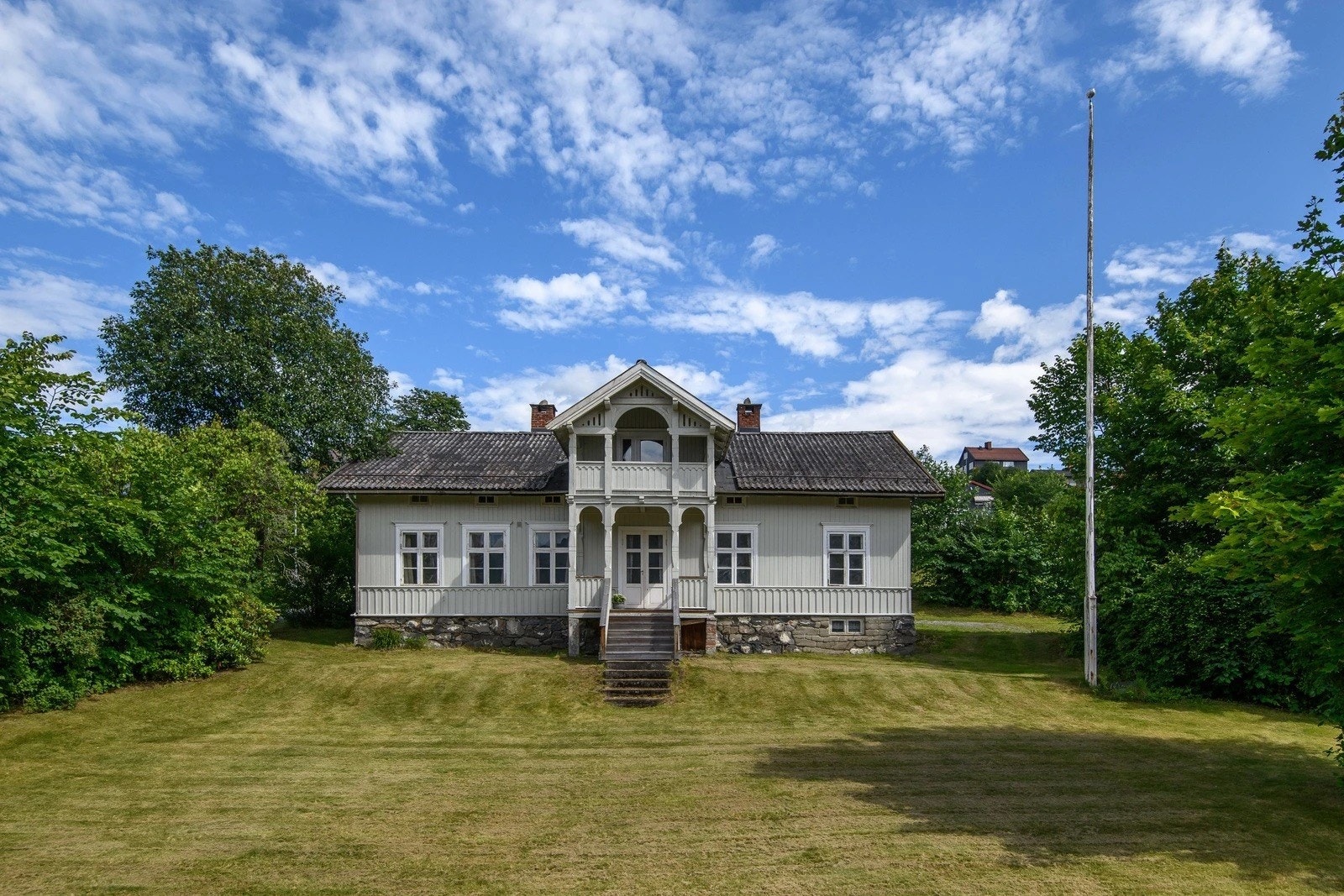 Leiligheten er del av en sveitservilla, også kalt Lensmannsgården, med over 150 års historie. Et hus med sjel som burde oppleves! Sportsbod på 30m2 medfølger i kjelleren. Galleribilde