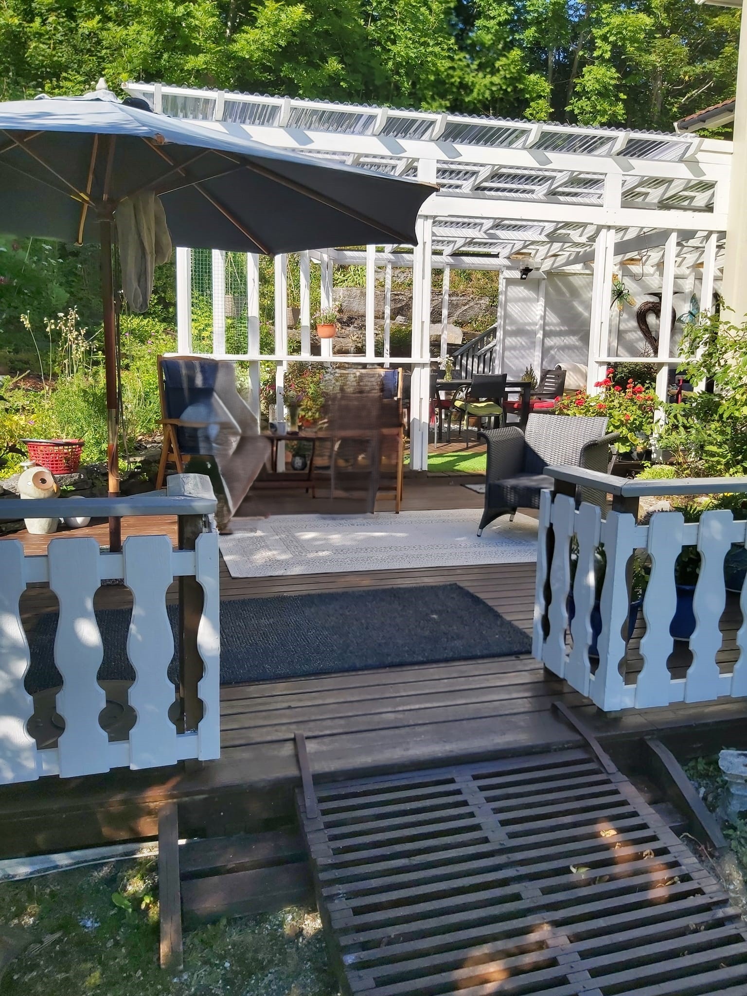 Det er overbygg over deler av den store plattingen med god plass til spisebord og grill. Plattingen på ca. 45 m2 har også flere lune og solrike sitteplasser. Galleribilde
