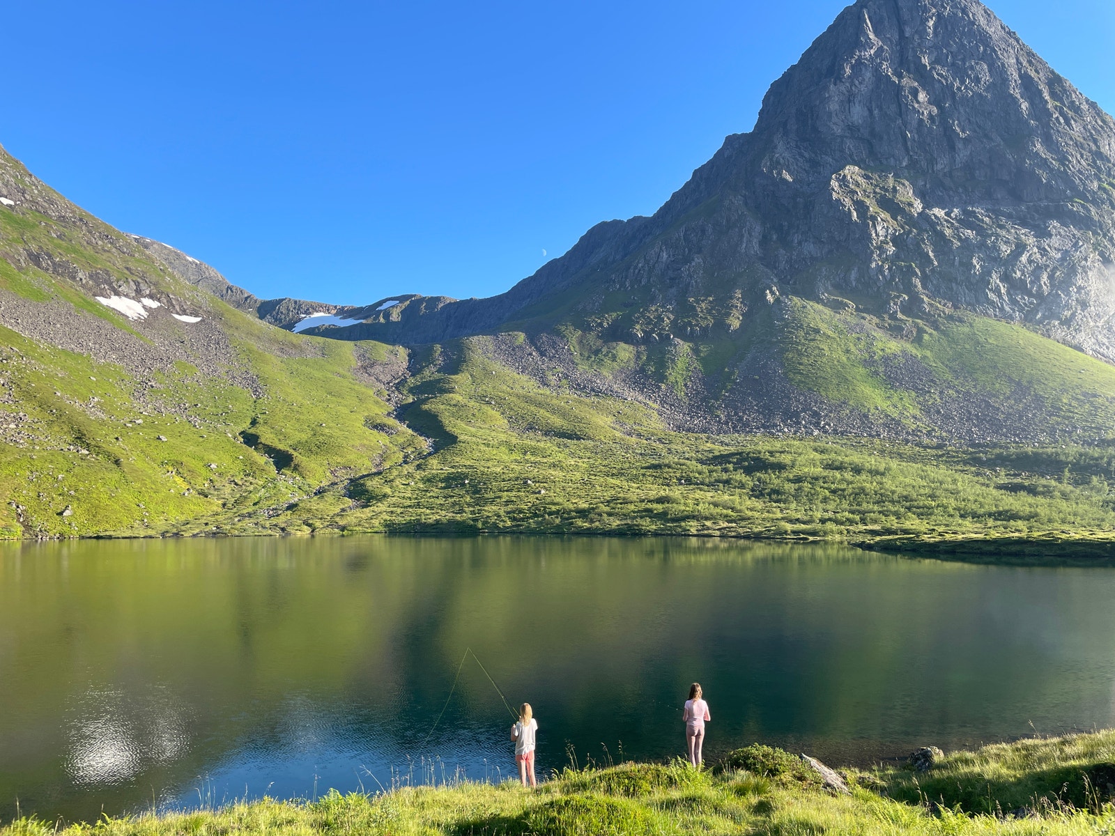 Flotte fiskemogelegheiter i fleire fjellvatn og elvar. Her frå Vasstøylen ein kveld i juli. Galleribilde