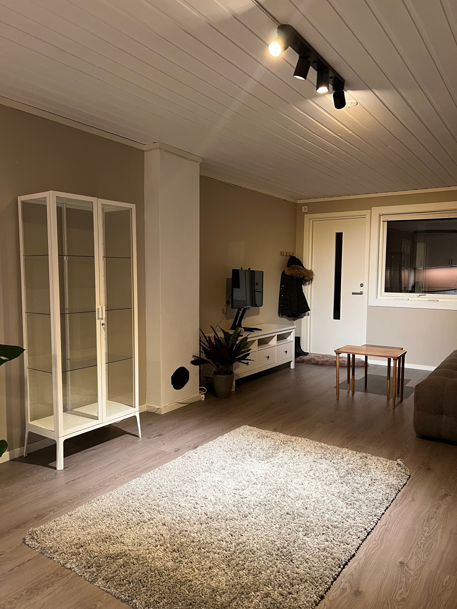 Vitrineskap for vinglass/ pynt. Ny sofa/sovesofa fra bohus. Galleribilde