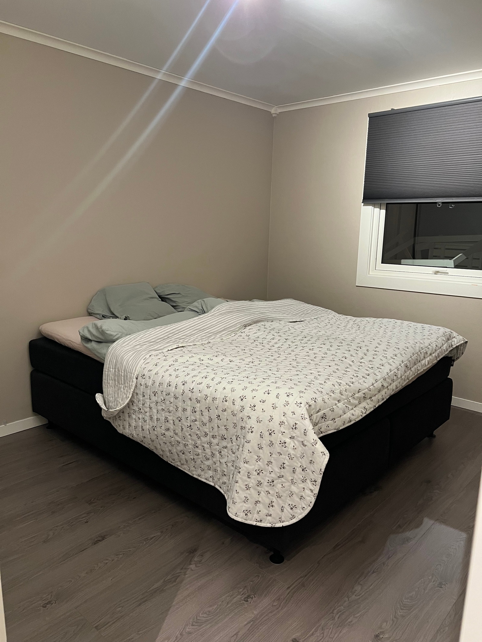 Stort rom, med god plass til øvrige møblement. Galleribilde