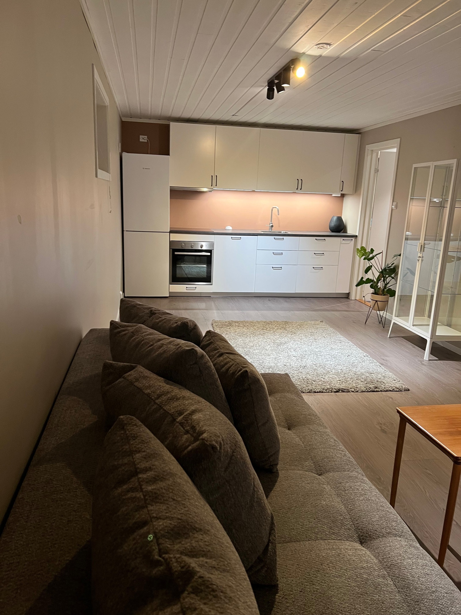 Her er det god plass til å sette inn et spisebord.
Kjøkkenet er utstyrt med kombiskap, koketopp, stekeovn Galleribilde