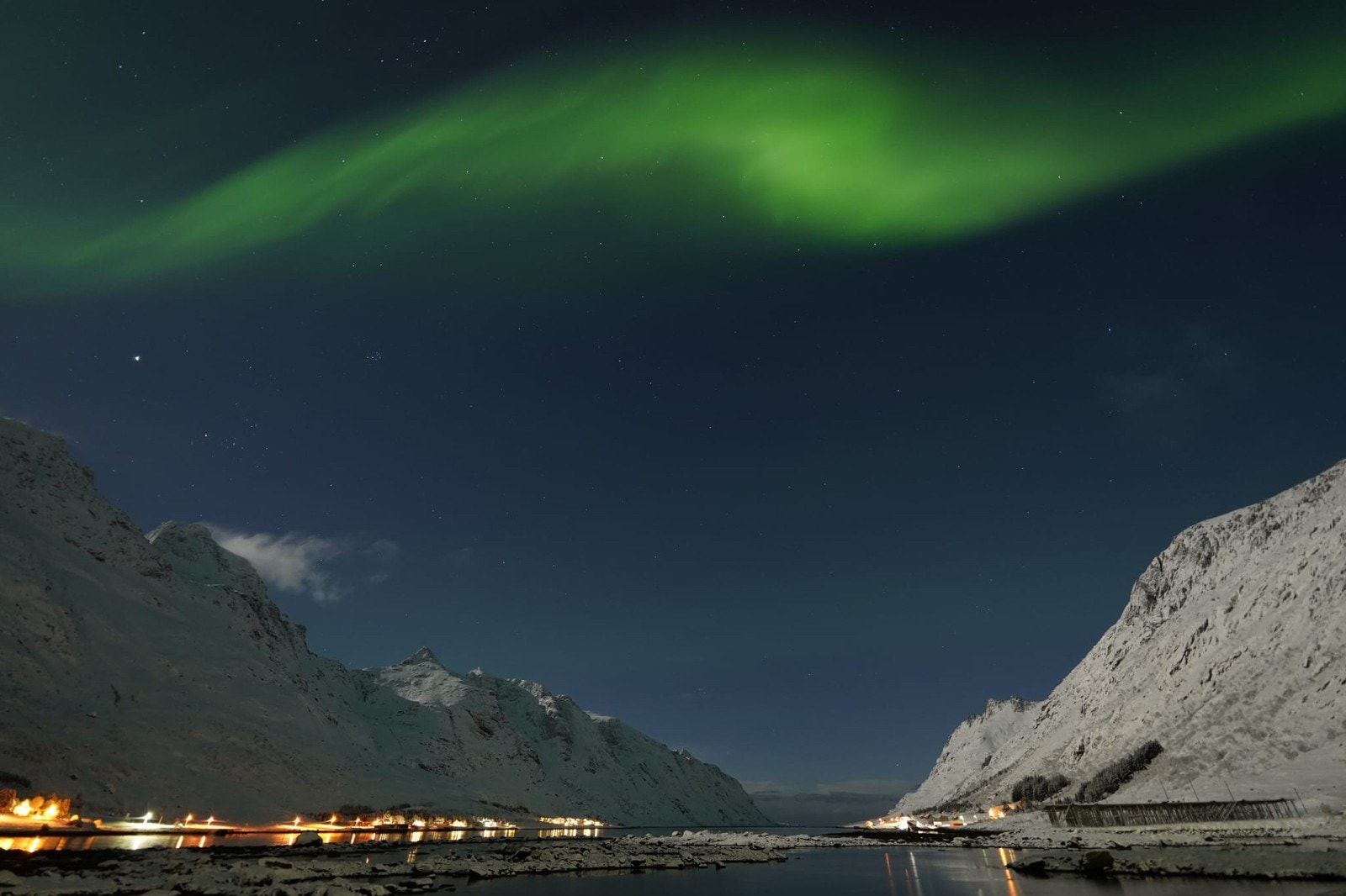 Nordlys over fjorden sett fra huset Galleribilde
