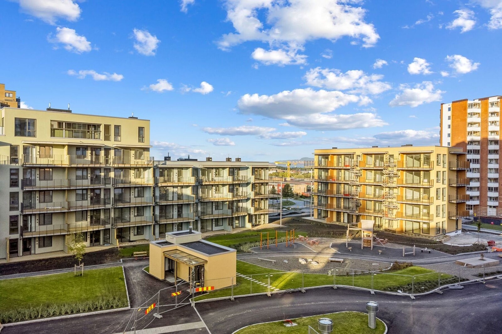 To av leilighetens soverom vender inn mot lune og flotte opparbeidede fellesarealer. Galleribilde