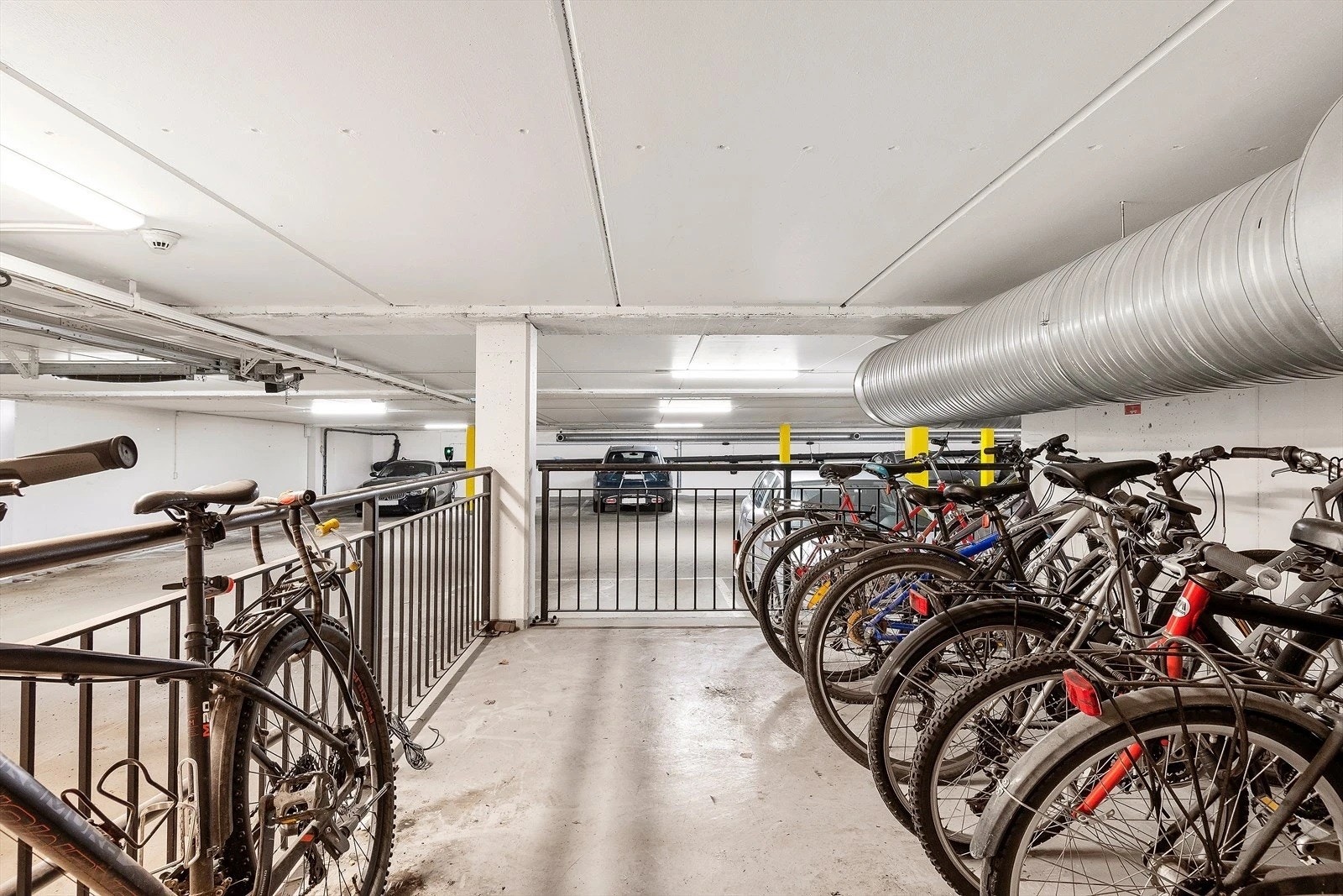 Rikelig med sykkelparkering Galleribilde