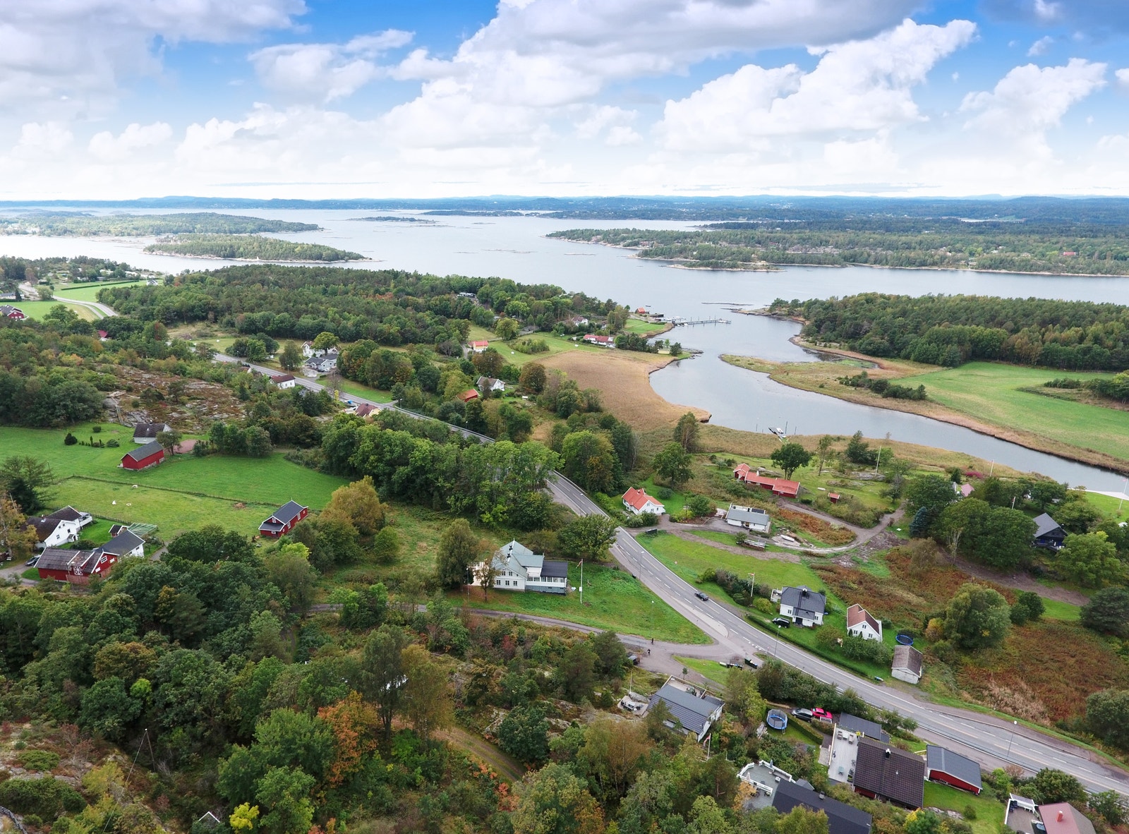 Dronefoto - kort vei til sjø og strand Galleribilde