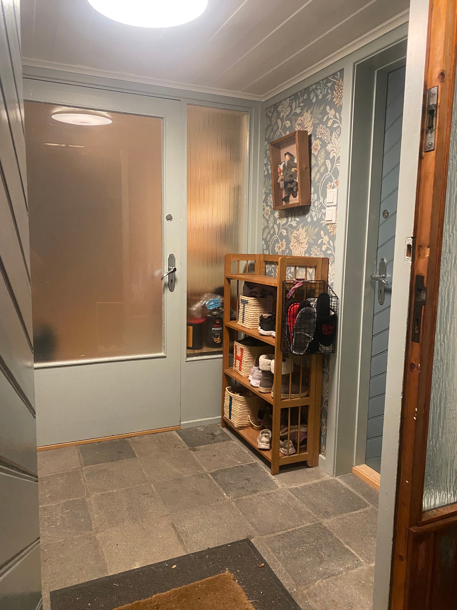 Vindfang/yttergang- inngang til hybel til høyre. Vår del rett frem. Det er eget opplegg for sko og ytterklær inne i hybelen. Galleribilde