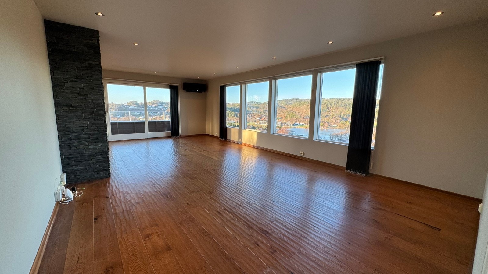 Varmepumpe og vedovn i stue/kjøkken Galleribilde