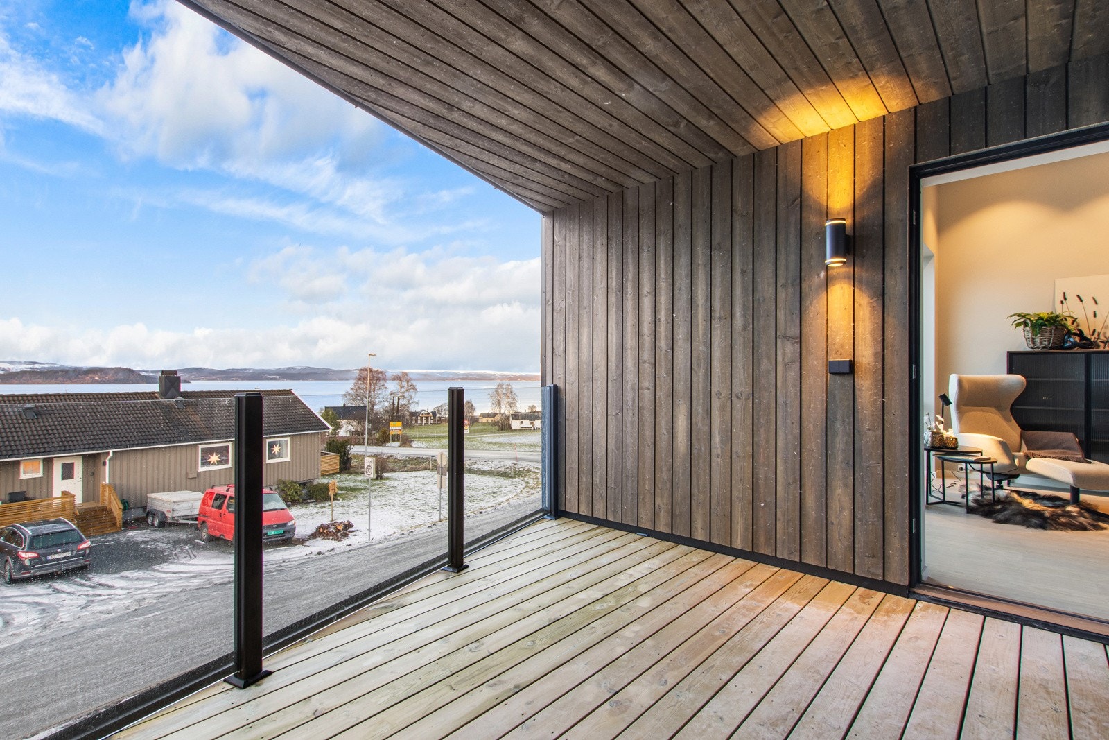 Romslig veranda med sol til solnedgang. Galleribilde