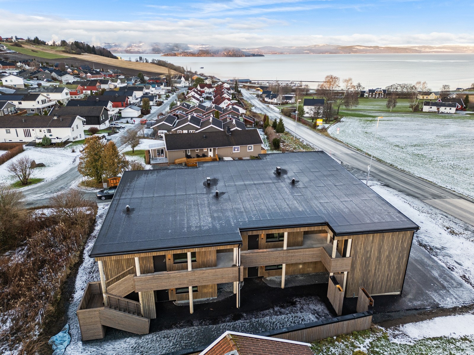 Fra boligen er det kort vei til dagligvarebutikk og togstasjon som tar deg videre. Galleribilde