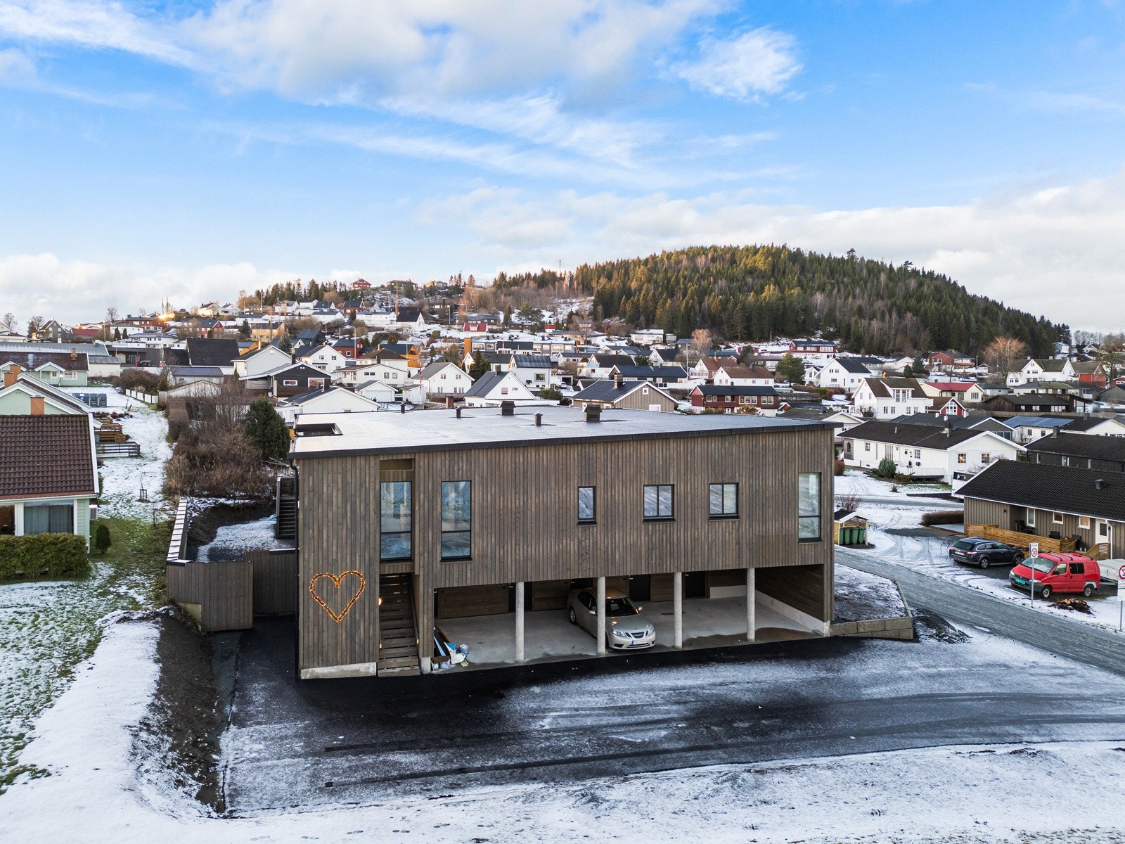 Det er heis i bygget, som tar deg opp til 2 etasje. Galleribilde