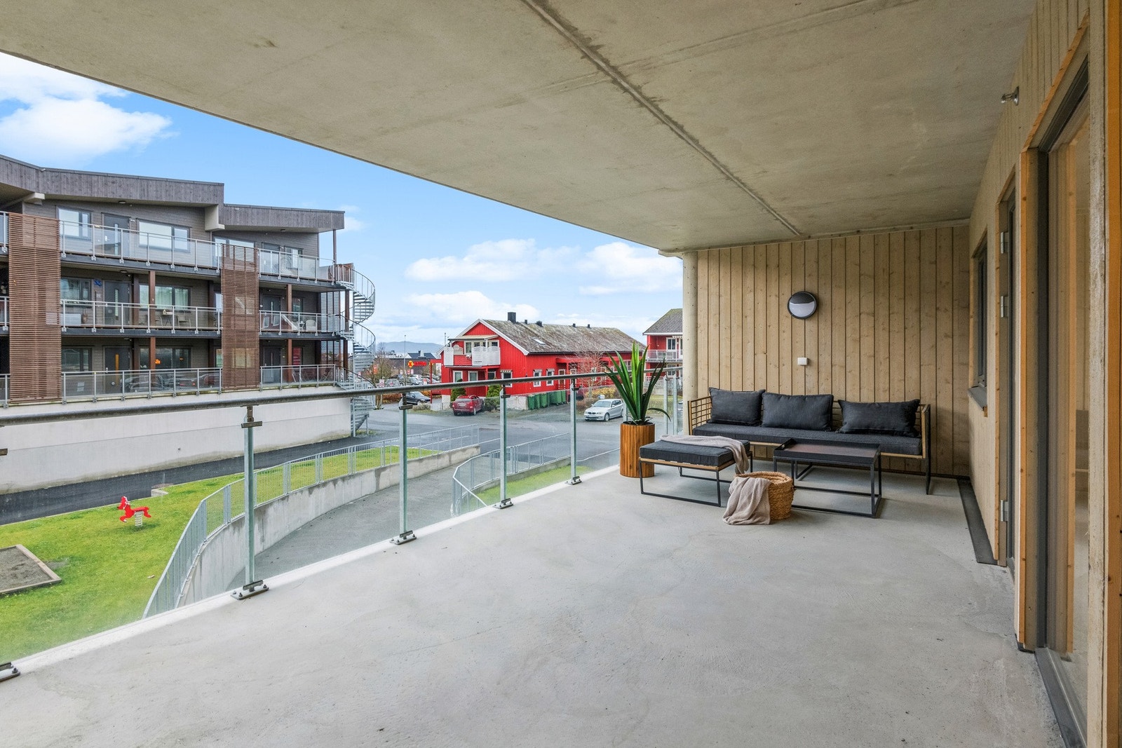 Stor privat takoverbygget terrasse på hele 23 kvm. Terrassen er vendt mot vest, så her får du kveldssola til godt utover solrike sommerkvelder. Galleribilde