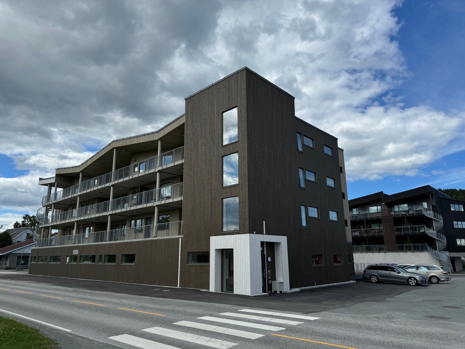 Svalganger med formiddagssol på inngangssiden og private terrasser med ettermiddag og kveldssol mot fellesarealet. Galleribilde