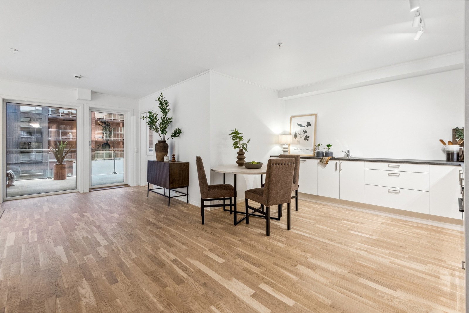 Leiligheten har et fint gjennomlys med store vindusflater i stua, på soverommet ved siden av og stort vindu i gangen. Leiligheten har et fint gjennomlys med vindusflater også i gangen. Galleribilde