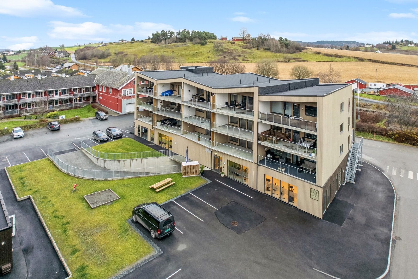Leilighetsbygget ligger fint til med private terrasser vendt mot vest, med kveldssol utover fine midtsommerkvelder. Galleribilde