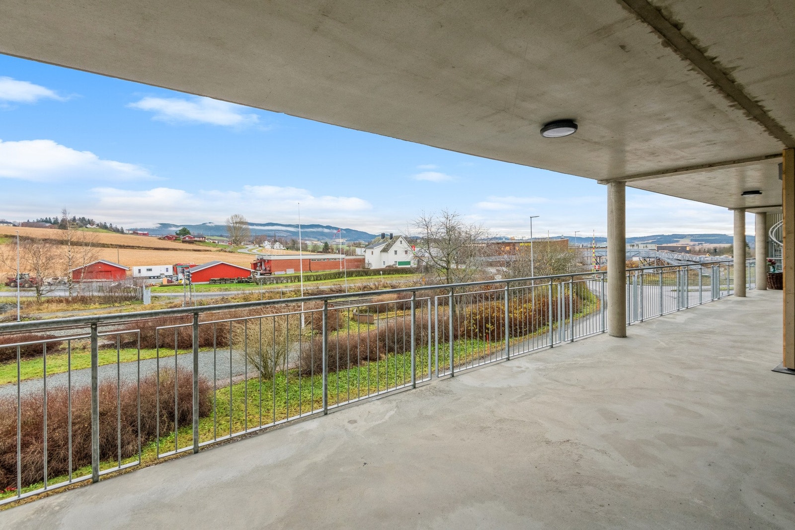 På inngangssiden er det en romslig svalgang med formiddagssol og fin utsikt utover bygda. Galleribilde