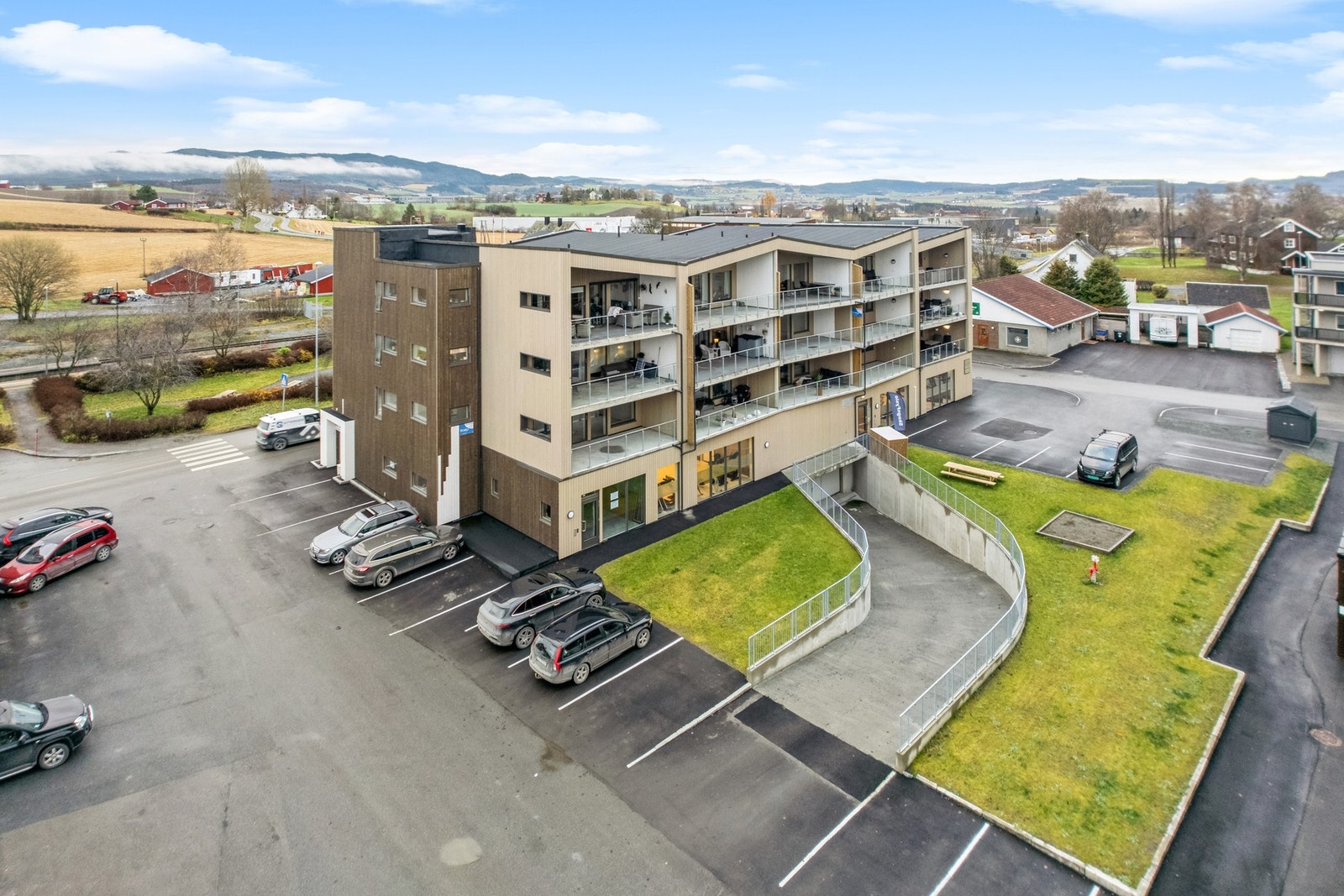 Det følger med 1 parkeringsplass og en bod i parkeringskjeller. Det er heis fra parkeringskjelleren og opp i etasjene. Galleribilde