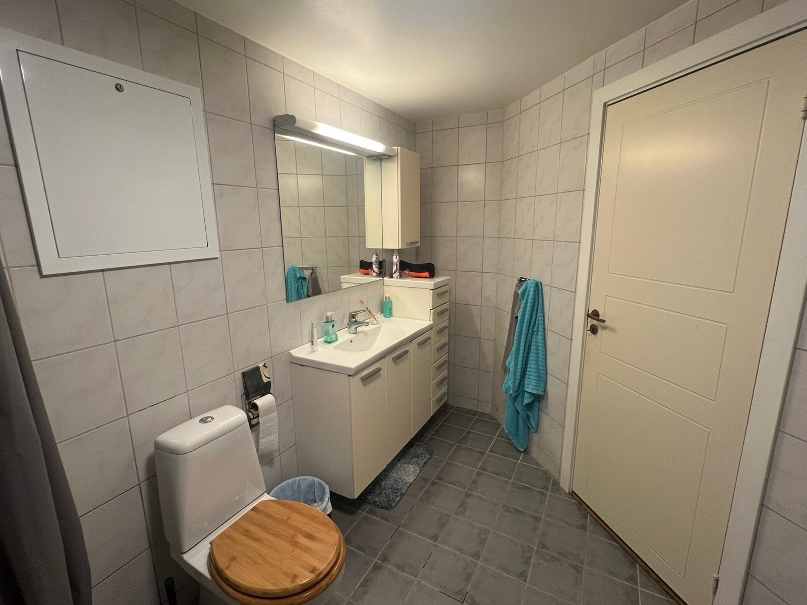 Bad med dusj og plass/opplegg for vaskemaskin og tørketrommel Galleribilde