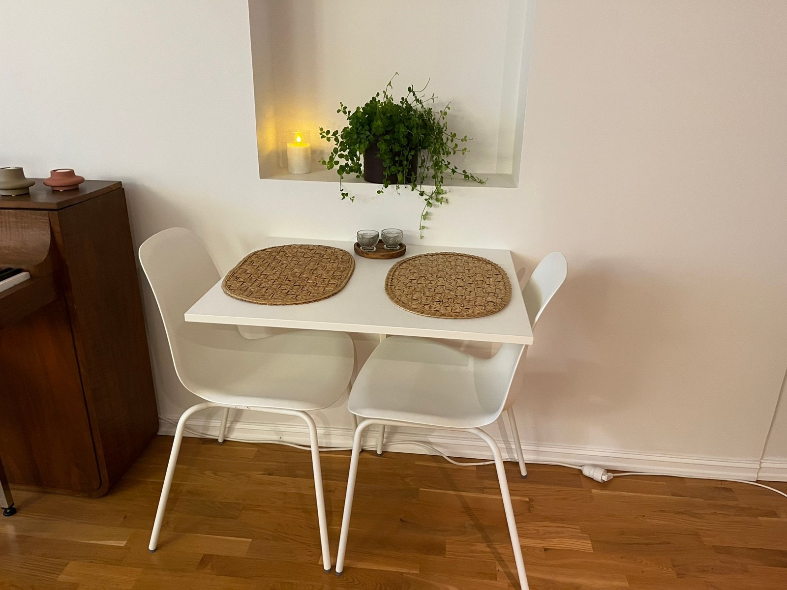 Kjøkkenbord som kan vippes ned ved behov. Galleribilde
