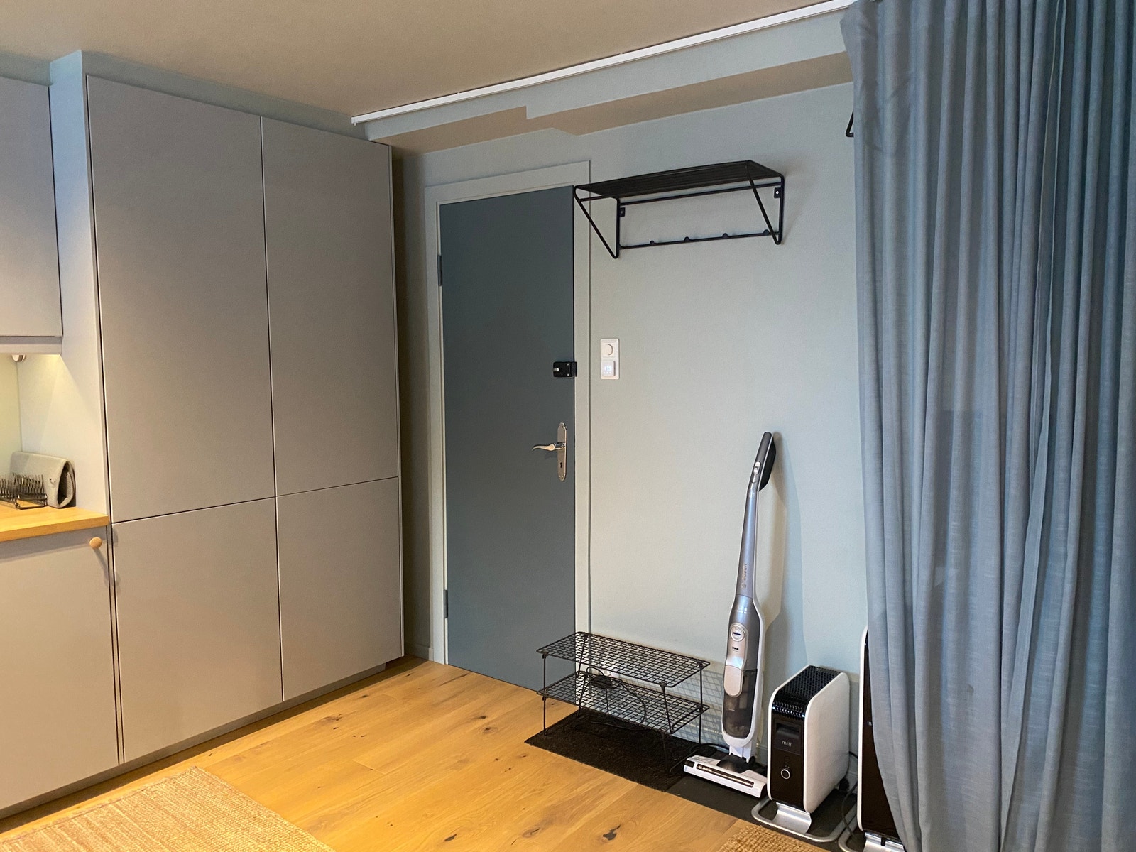 Døren ut av hybel, som fører ut til vindfang/yttergang og videre ut. Galleribilde