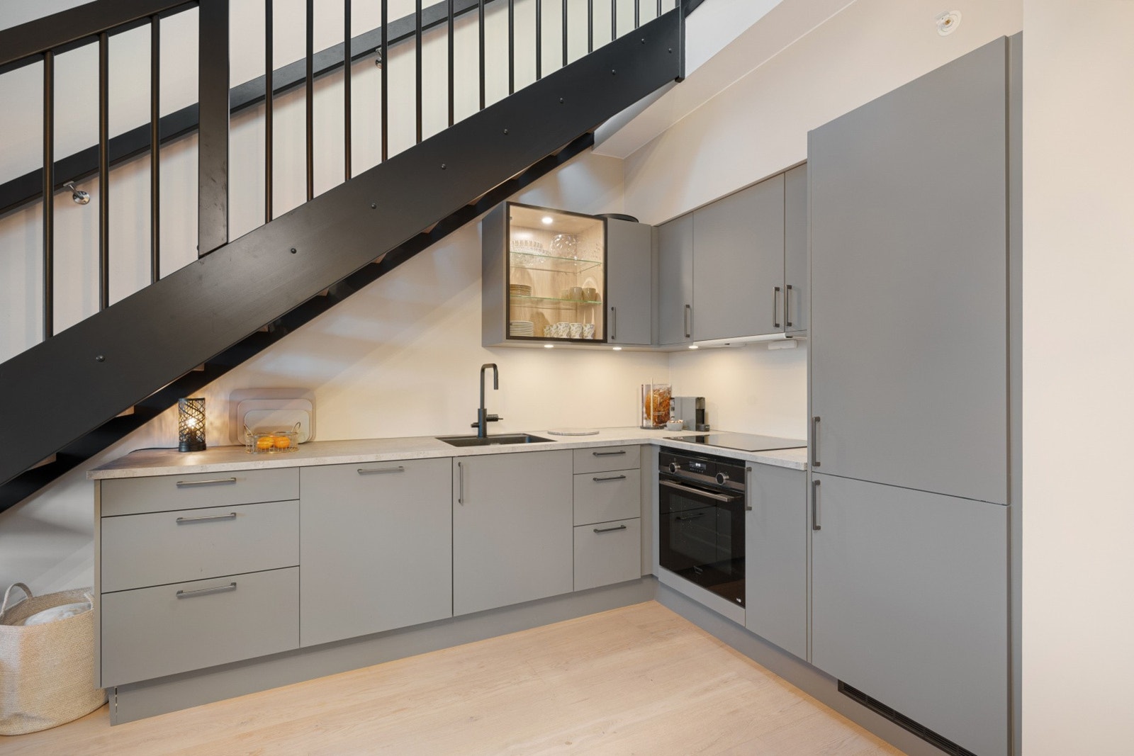 KJØKKEN | Lekkert kjøkken fra HTH med integrerte hvitevarer. Galleribilde