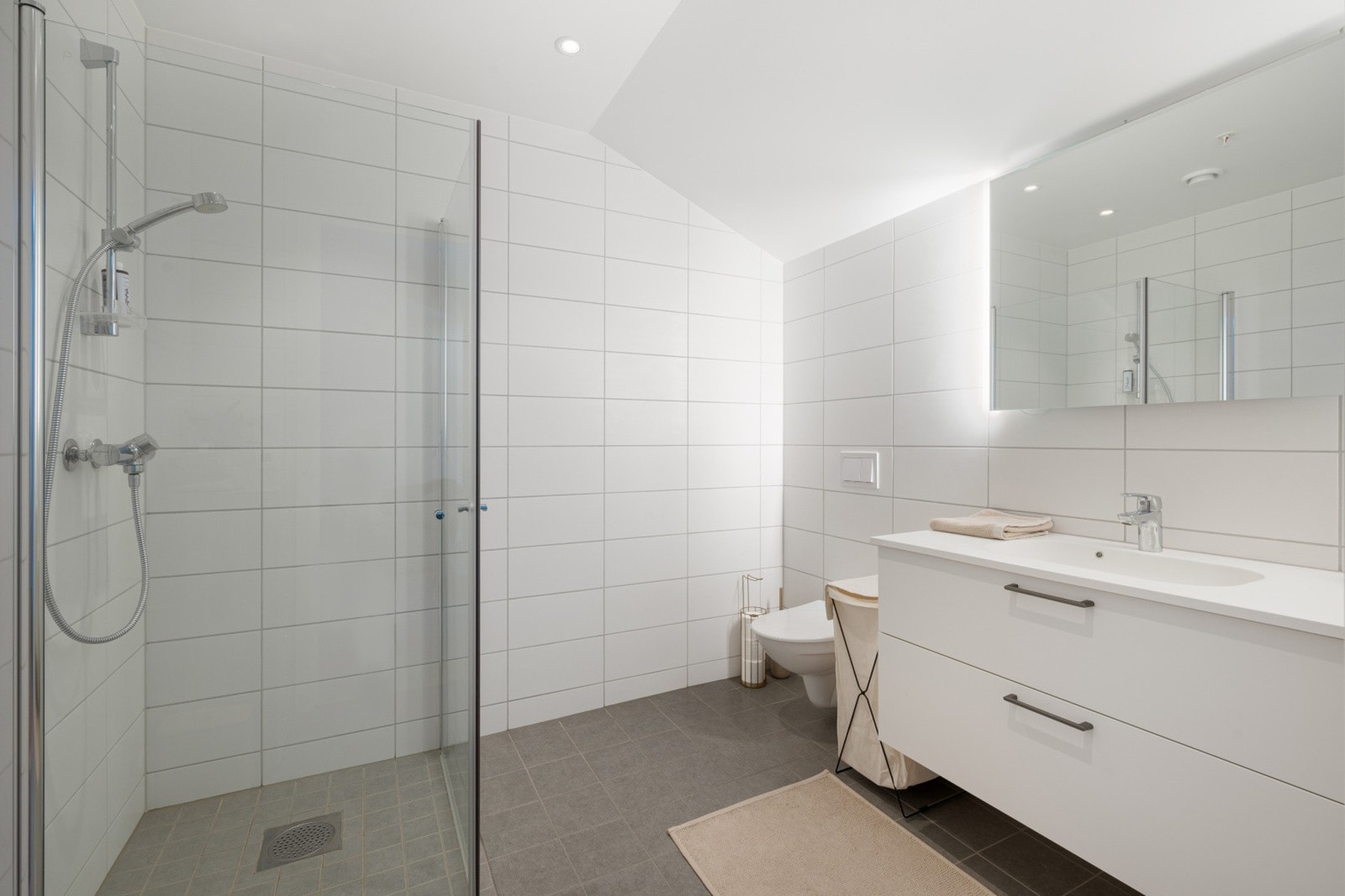 BAD 2. ETASJE| Delikat, flislagt bad med varme i gulv og downlights i himling. Galleribilde