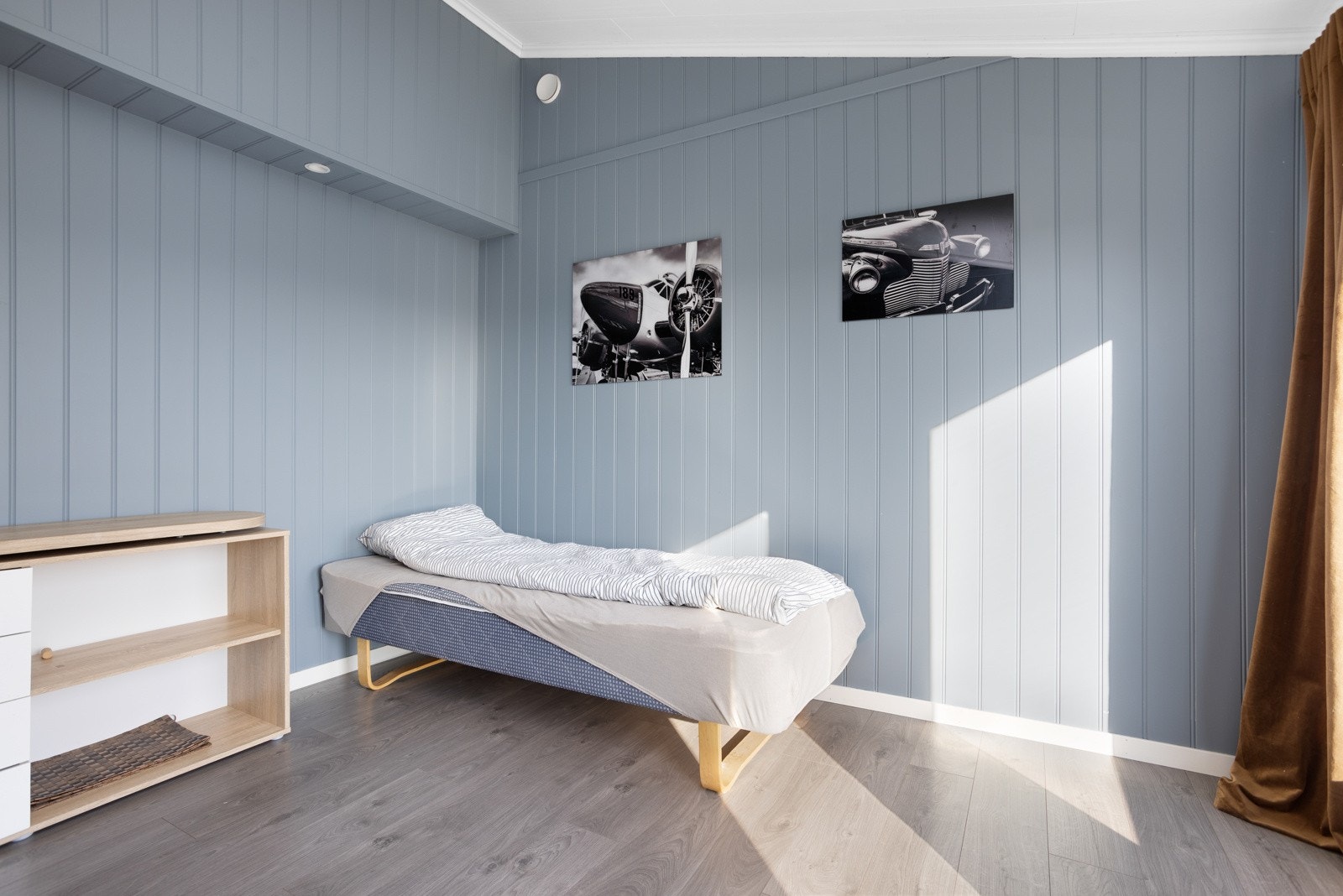 Møblering avviker fra bildet. Galleribilde