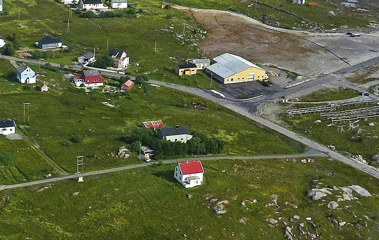 Huset ligger midt i bildet med trær rundt Galleribilde