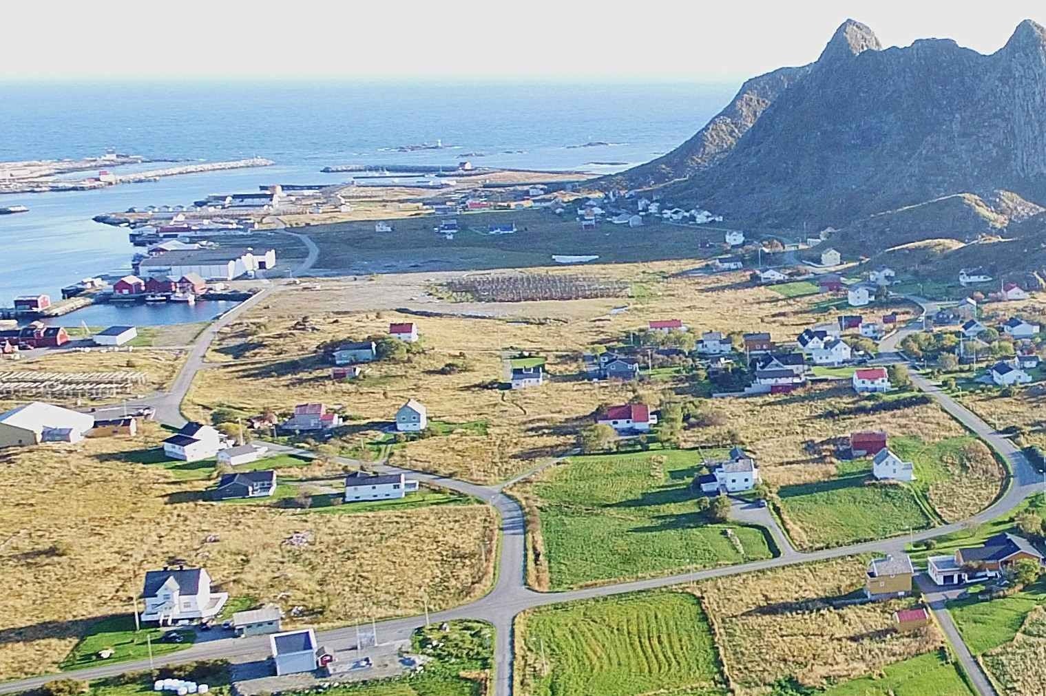 Eiendommen ligger midt i bildet til venstre Galleribilde