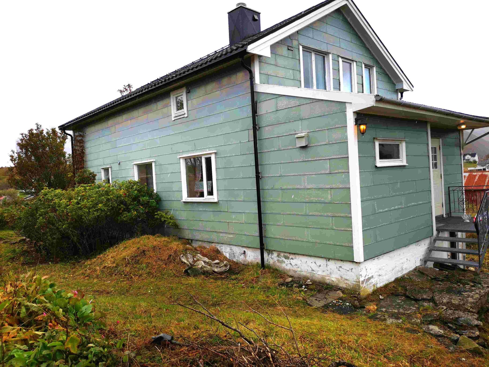 Tatt mot inngangspartiet, fra hagen Galleribilde