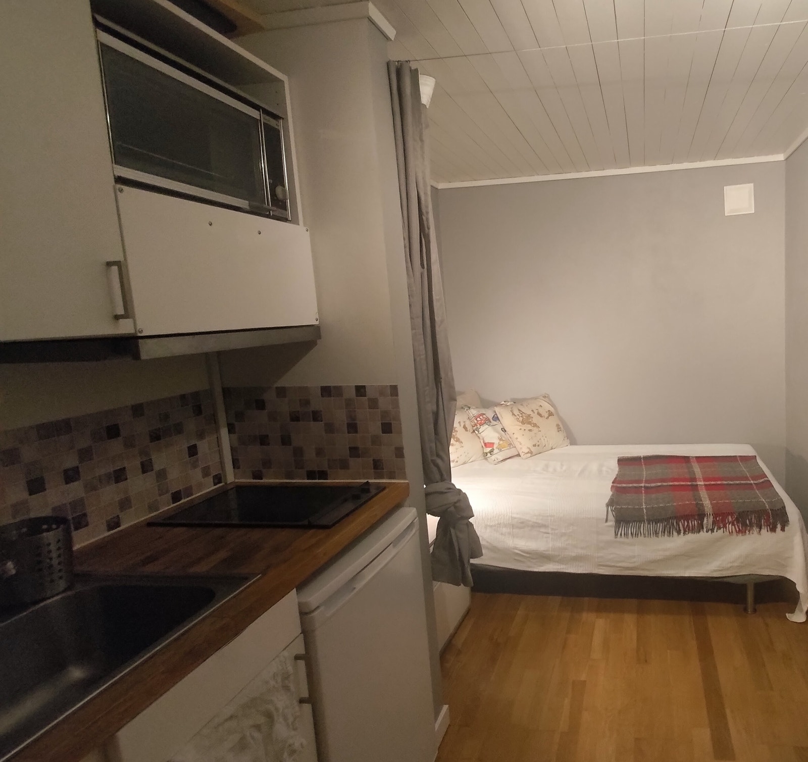 Hybelkjøkken m kjøleskap og 2 plater, liten stekeovn og micro Galleribilde