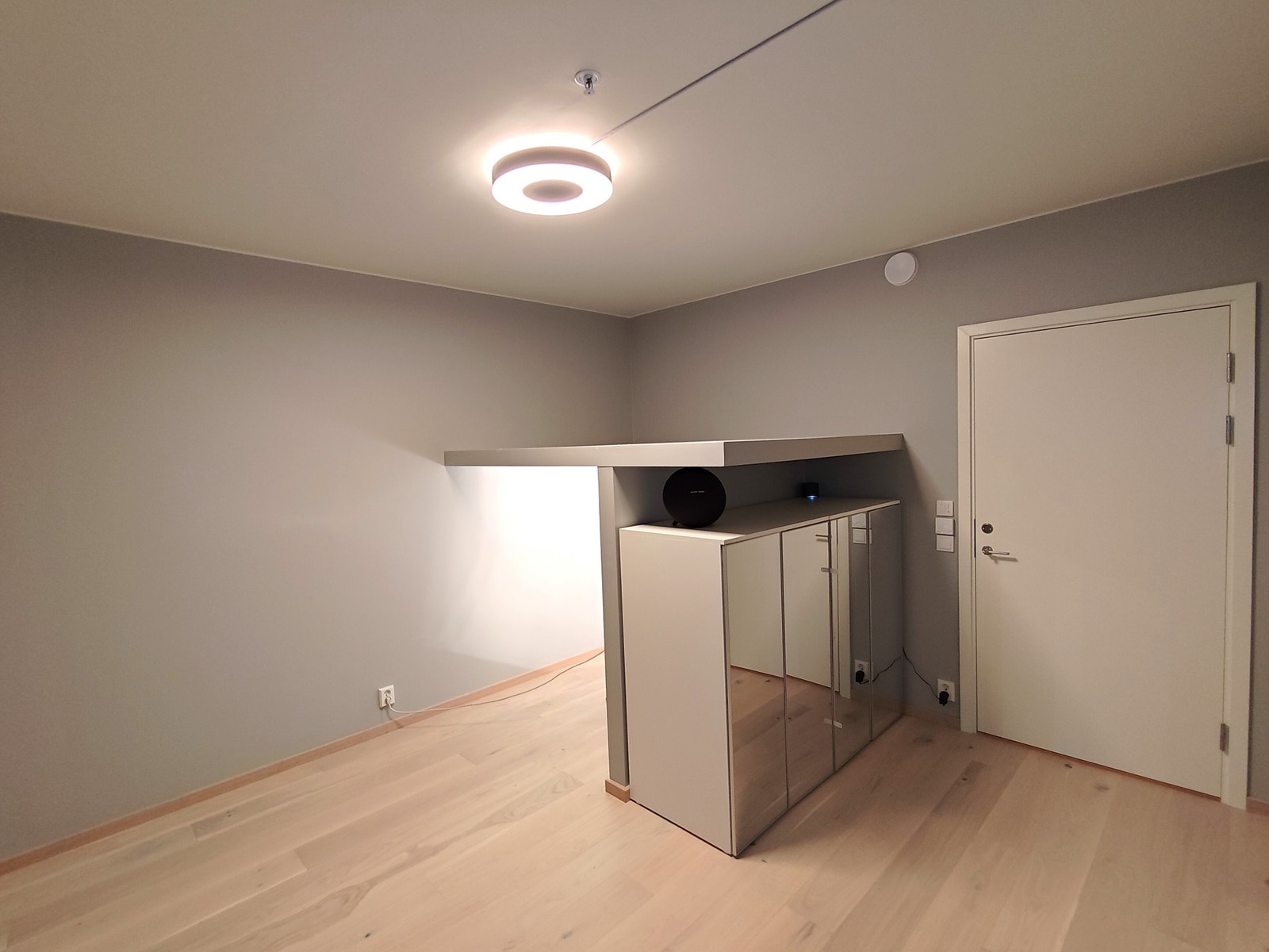 Hems, bokhylle er på plass og stige kommer Galleribilde