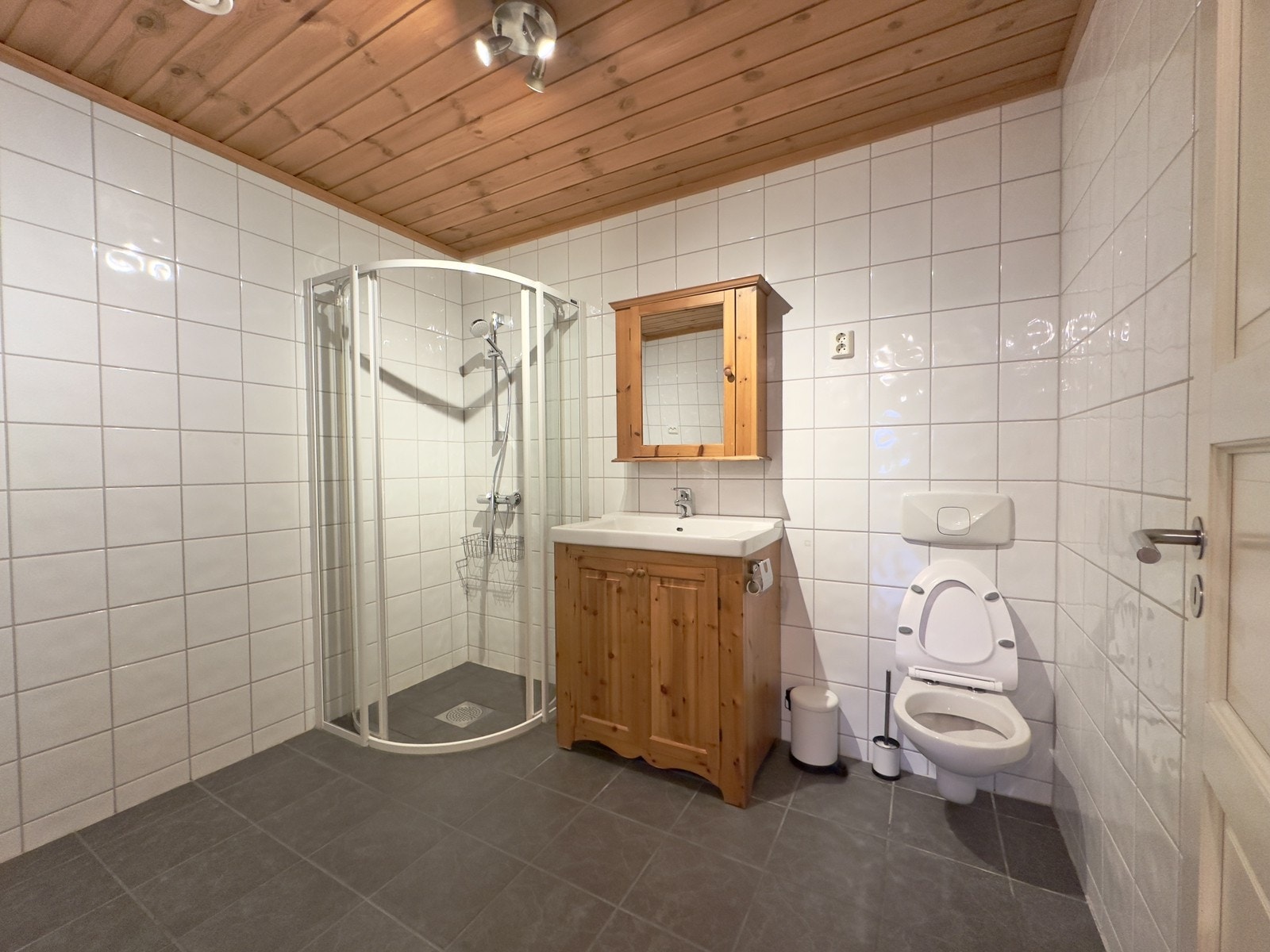 Romslig bad med gulvvarme Galleribilde