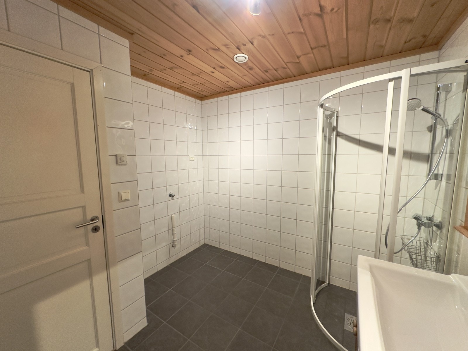 Opplegg for vaskemaskin og plass til annen oppbevaring Galleribilde