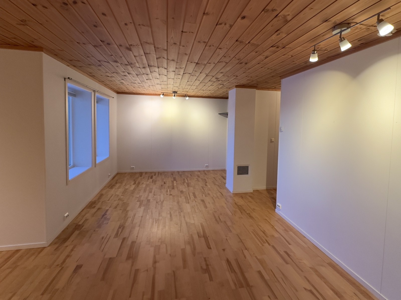 Stuen er romslig med god plass til sofaløsning Galleribilde