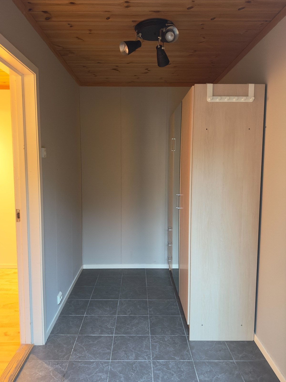 Flislagt gang med oppbevaringsløsning Galleribilde