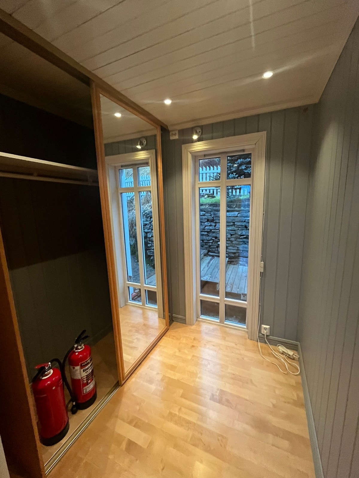 Gang med skyvedørsgarderobe Galleribilde