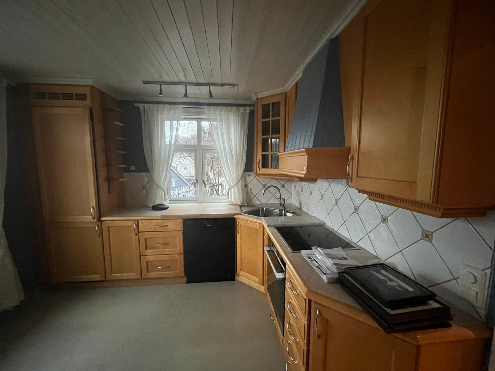 Kjøkken med alle hvitevarer Galleribilde