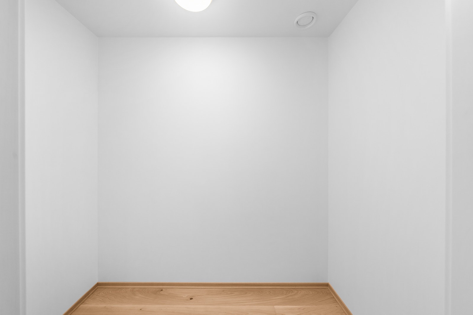 Innenfor entréen er det en praktisk innvendig bod. Galleribilde