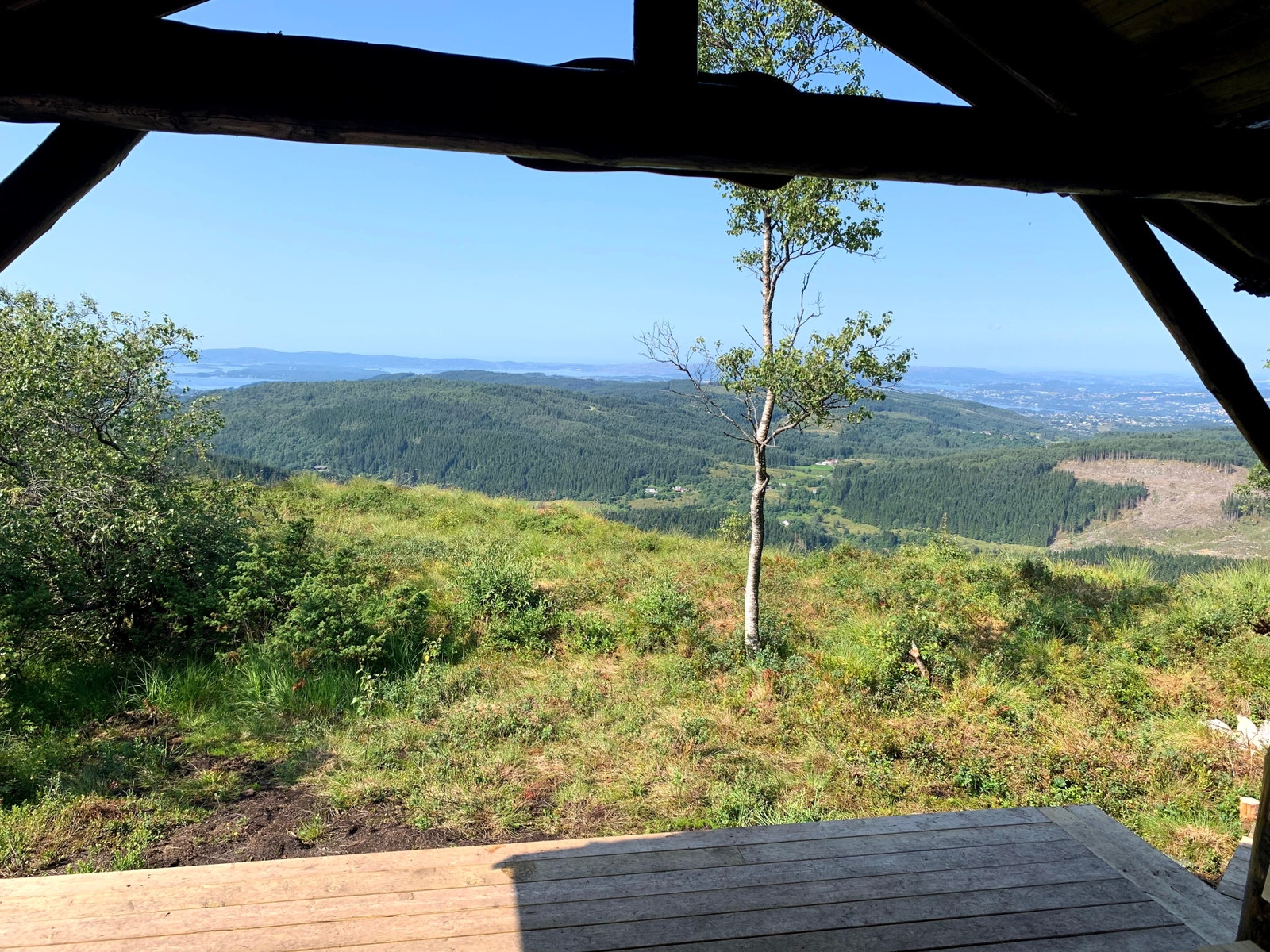 Bildet tatt fra Solbakkafjellet. Her kan du skimte tomten fra toppen. Galleribilde