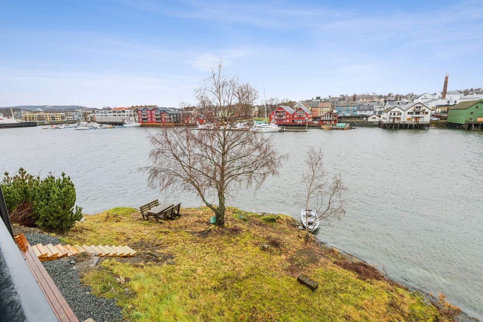 Fra verandaen har man flott utsikt til fergeleiet, sundet og Levanger sentrum. Galleribilde