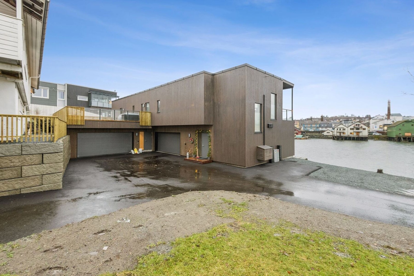 Boligen har garasje på 32 m2 med plass til to biler. Galleribilde