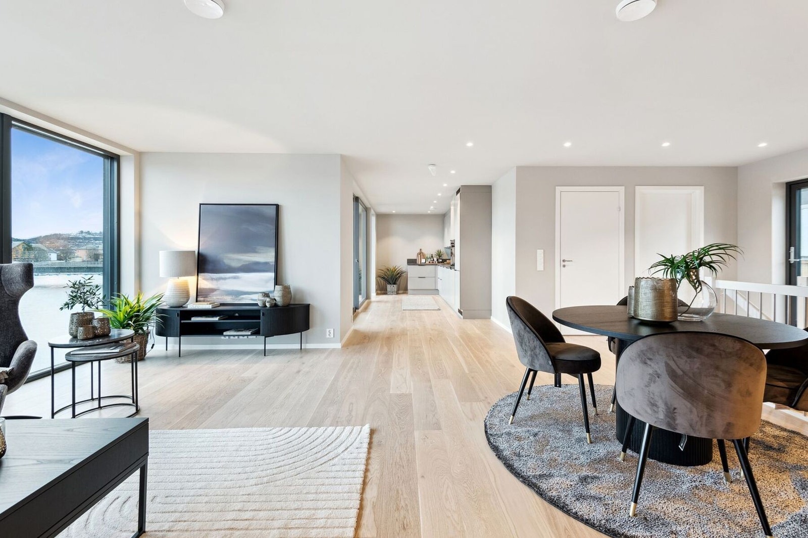 Stuen er lys og innbydende med moderne og nøytrale farger på vegg og gulv. Galleribilde