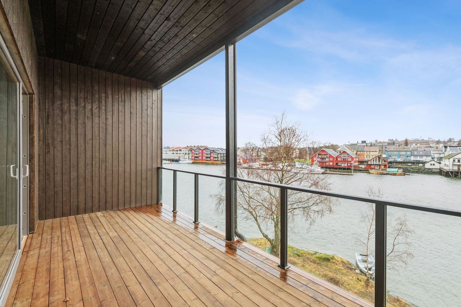 Fra kjøkkenet har man enkel adkomst til privat veranda. Galleribilde