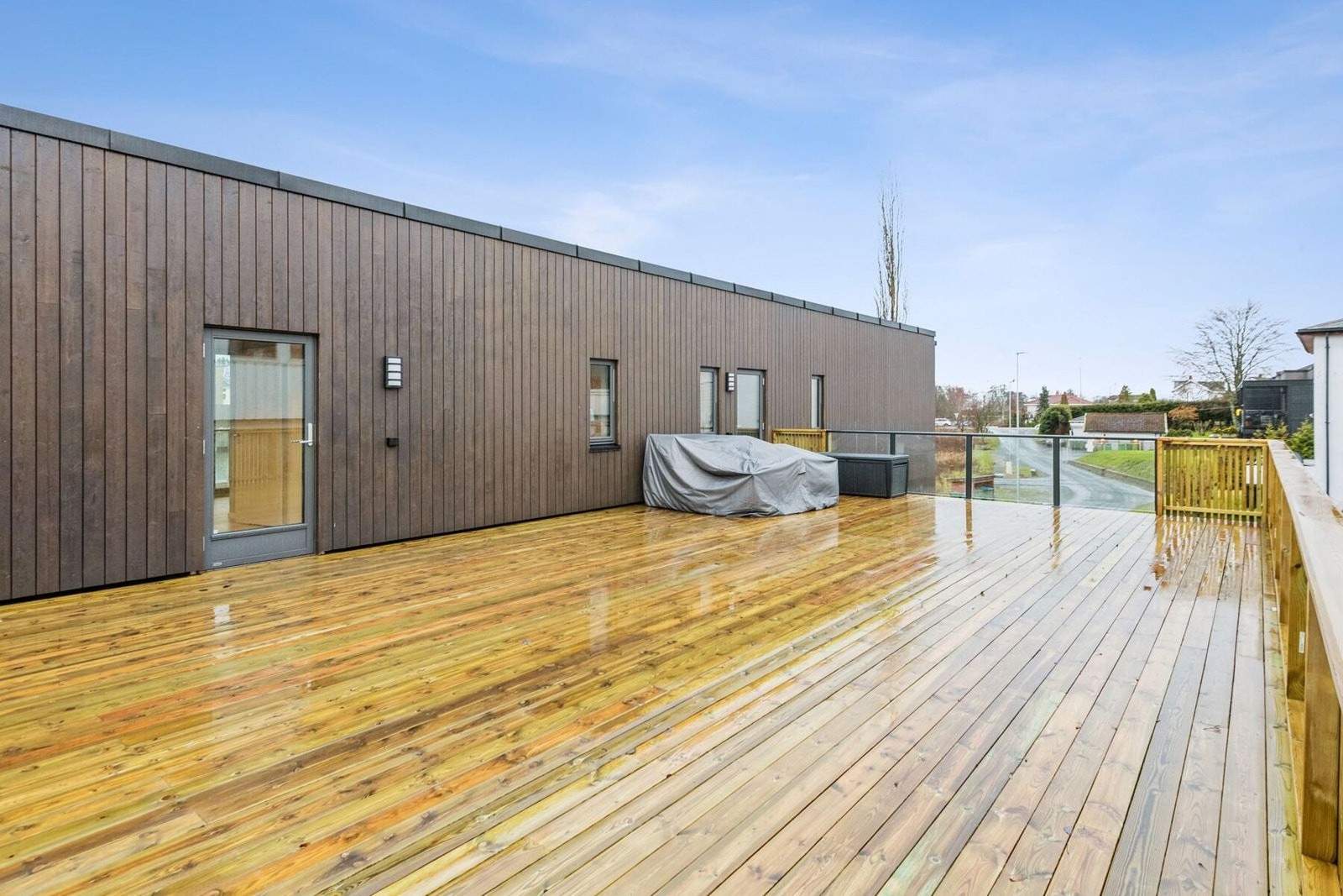 Verandaen har god plass til hagemøbler, grill ect. Fellesterrasse for begge boligene Galleribilde