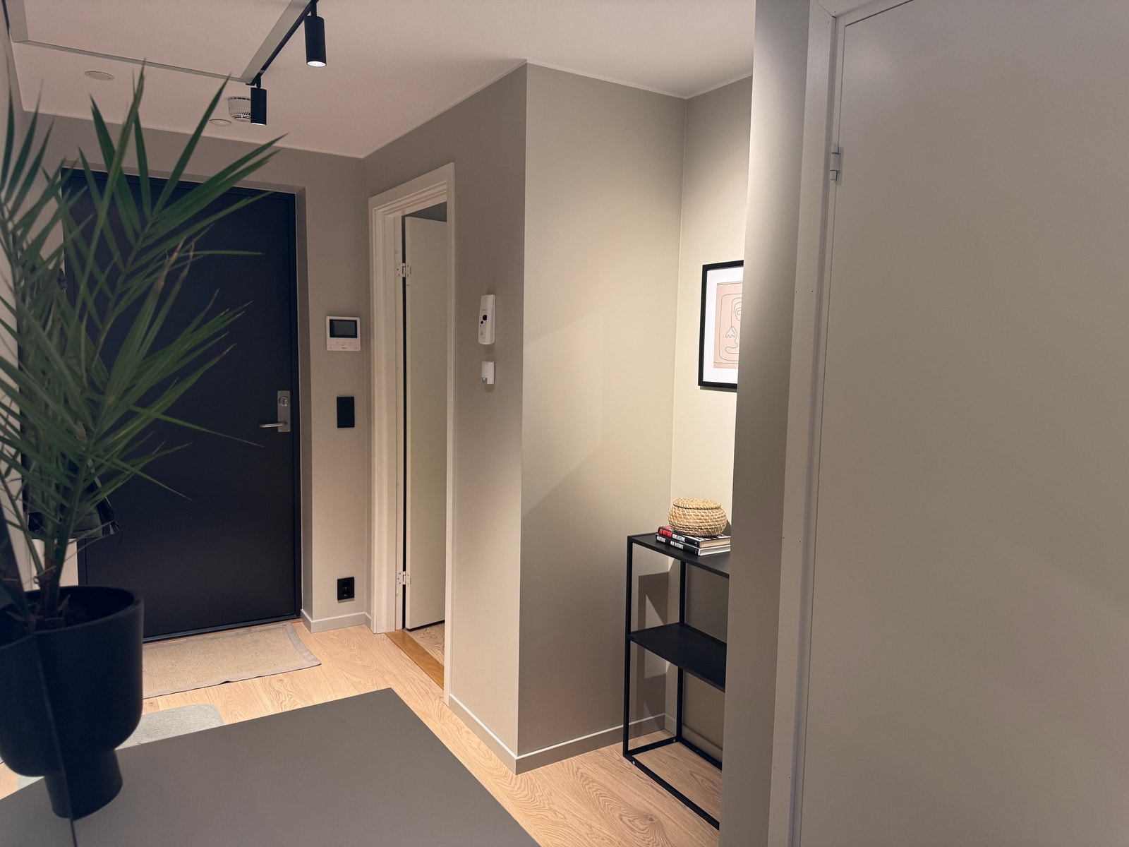 Gang/inngangsparti med plass til kommode og garderobe. Det er i dag satt inn kommode. Galleribilde