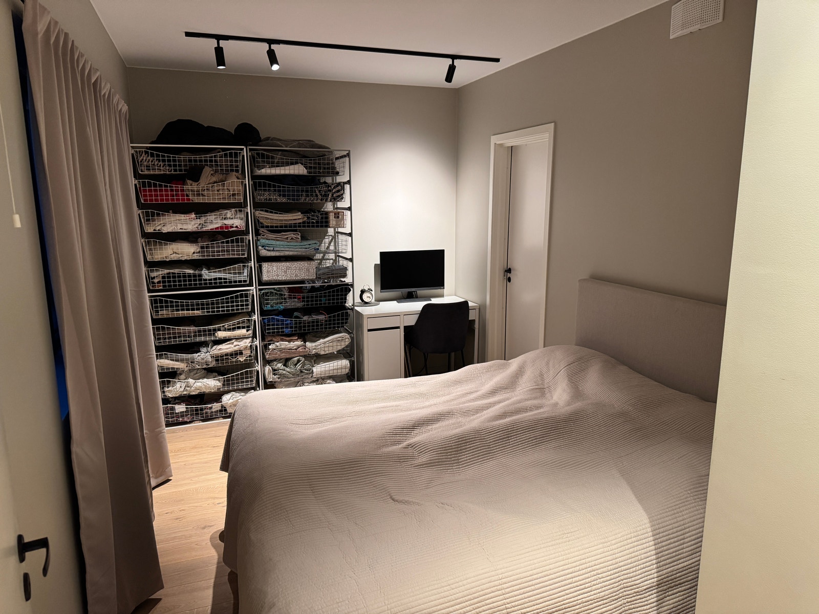 Det er i dag satt inn romslig garderobe. God plass til skrivebord. Galleribilde