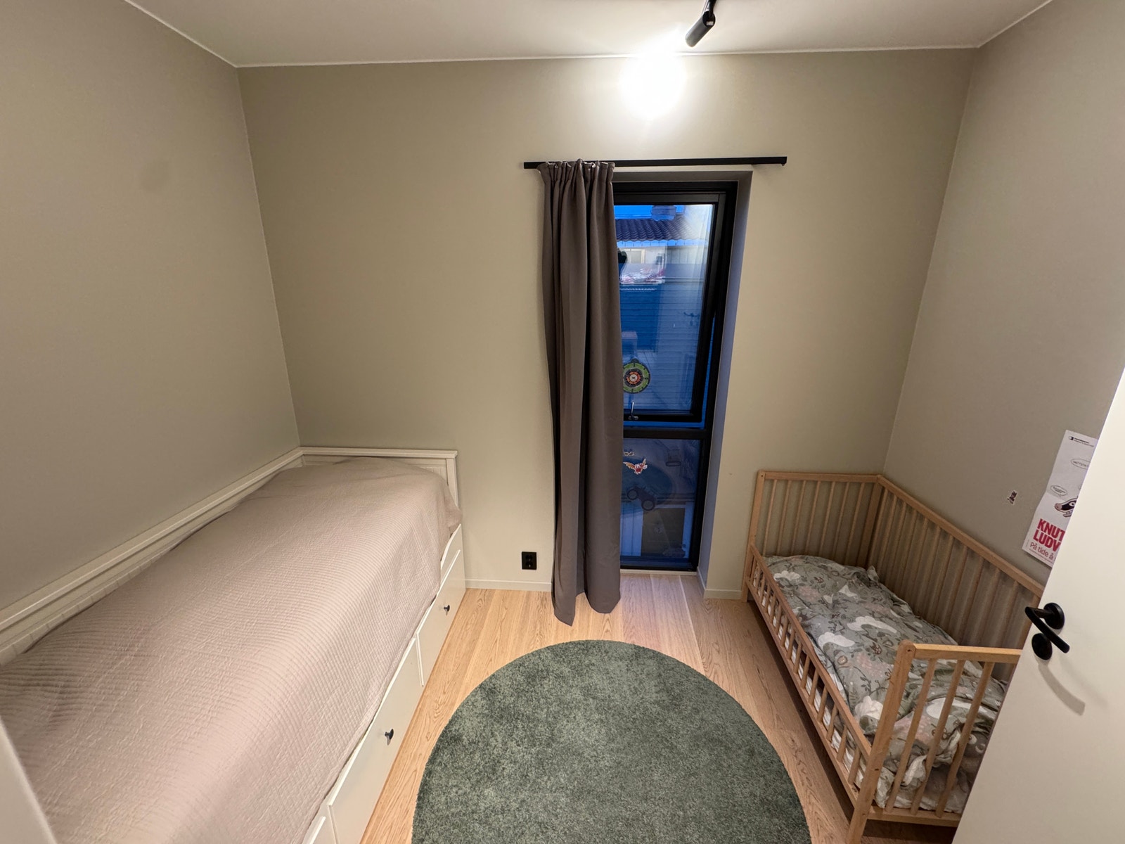 Soverom 2 på ca. 7 kvm. Plass til stor seng. Plass til skrivebord. Galleribilde
